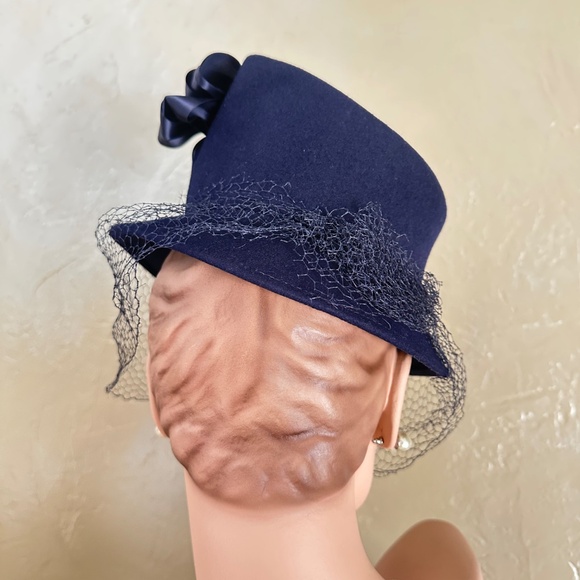 DISTINGUISHED 1940's NAVY TILT FELT HAT - INDENTED CYLINDRICAL CROWN & VEIL - Picture 6 of 13